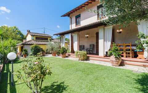 Casa Lulù: Have, Hjem, Lawn, Landscaping, Hacienda, Backyard, Gård, Estate, Skygge, Altan