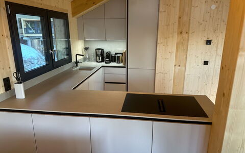 Großveitsch 605: Træ, Gulvbelægning, Etage, Countertop, Køkken, Trægulve, Bejdse, Hårdttræ, Cabinetry, Sanitærarmatur