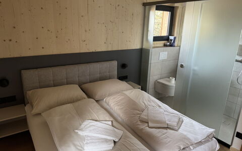Großveitsch 607: Seng, Soveværelse, Sengetøj, Sengetøj, Træ, Etage, Gulvbelægning, Indretning, Bed Frame, Værelse