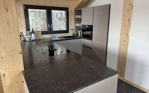 Großveitsch 607: Køkken, Gulvbelægning, Countertop, Cabinetry, Granit, Naturmateriale, Køkken Apparat, Større Bandage, Bejdse, Husholdningsapparat