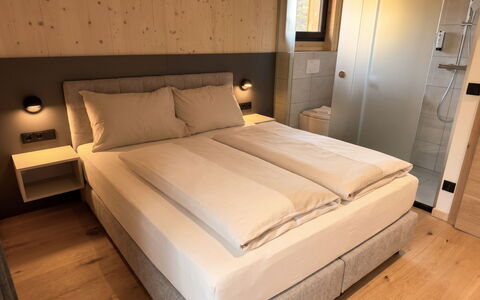 02 Nth055 18F Sup Chalet mit Sauna und Hot Tub 2 e: Soveværelse, Seng, Bed Frame, Sengetøj, Værelse, Sengetøj, Hårdttræ, Pude, Madras, Bejdse