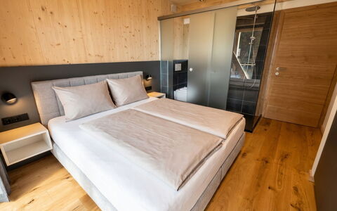 02 Nth055 18F Sup Chalet mit Sauna und Hot Tub 2 e: Soveværelse, Seng, Bed Frame, Værelse, Sengetøj, Hårdttræ, Bejdse, Sengetøj, Madras, Trægulve