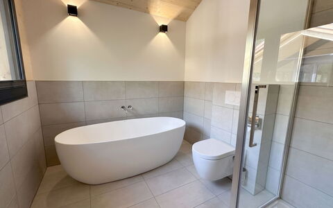 02 Nth055 18F Sup Chalet mit Sauna und Hot Tub 2 e: Gulvbelægning, Etage, Væg, Sanitærarmatur, Indretning, Badeværelse, Badekar, Vvs, Flise, Tap