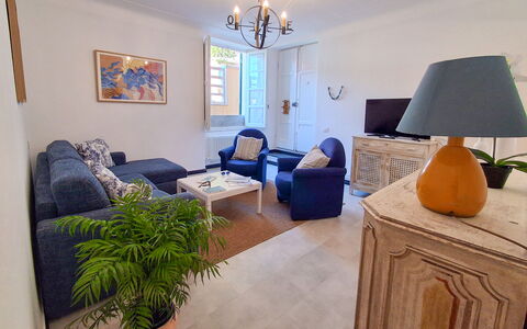 La Riva - Levanto: Møbel, Indretning, Gulvbelægning, Etage, Couch, Træ, Stue, Værelse, Loft, Bord