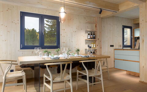 03 Nth032 Deluxe Chalet mit Sauna und Hot Tub: Møbel, Gulvbelægning, Træ, Indretning, Etage, Bord, Loft, Køkken & Spisebord, Spisestue, Stol