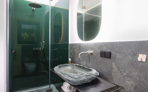 03 Nth032 Deluxe Chalet mit Sauna und Hot Tub: Indretning, Sanitærarmatur, Spejl, Belysning, Tap, Håndvask, Lysarmatur, Vvs, Badeværelse, Badeværelsesvask