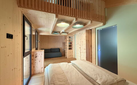 03 Nth032 Deluxe Chalet mit Sauna und Hot Tub: Træ, Indretning, Loft, Soveværelse, Etage, Gulvbelægning, Værelse, Seng, Bejdse, Hårdttræ