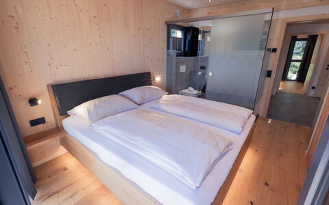 02 Nth030 Sup Chalet mit Sauna und Hot Tub 2 Etage: Soveværelse, Bed Frame, Seng, Sengetøj, Sengetøj, Hårdttræ, Bejdse, Madras, Hotel, Suite