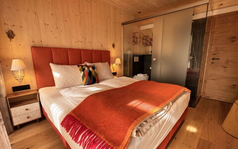 02 Nth056 18G Sup Chalet mit Sauna und Hot Tub 2 e: Møbel, Indretning, Soveværelse, Seng, Gulvbelægning, Træ, Etage, Sengetøj, Sengetøj, Bed Frame