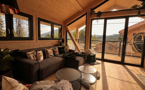 02 Nth056 18G Sup Chalet mit Sauna und Hot Tub 2 e: Træ, Indretning, Loft, Møbel, Stue, Hjem, Værelse, Hårdttræ, Couch, Trægulve