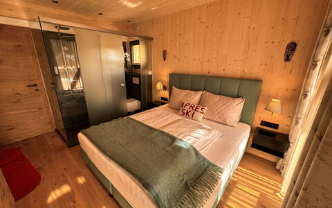 02 Nth056 18G Sup Chalet mit Sauna und Hot Tub 2 e: Indretning, Møbel, Etage, Gulvbelægning, Seng, Soveværelse, Træ, Sengetøj, Værelse, Sengetøj