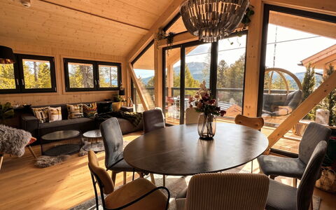 02 Nth056 18G Sup Chalet mit Sauna und Hot Tub 2 e: Møbel, Indretning, Træ, Loft, Gulvbelægning, Etage, Stol, Belysning, Stue, Lysarmatur