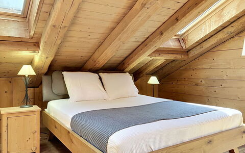 Chalet 1899: Møbel, Soveværelse, Seng, Træ, Gulvbelægning, Etage, Indretning, Textile, Sengetøj, Brun