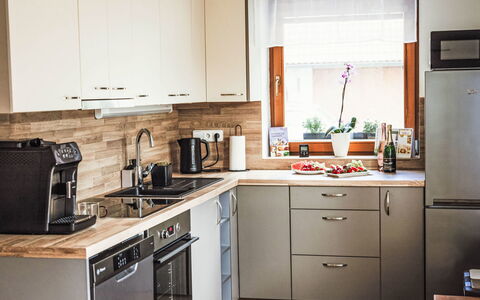 U Šenkýře Mikeše: Køkken Apparat, Køkken, Møbel, Countertop, Cabinetry, Større Bandage, Husholdningsapparat, Indretning, Gulvbelægning, Lille Apparat