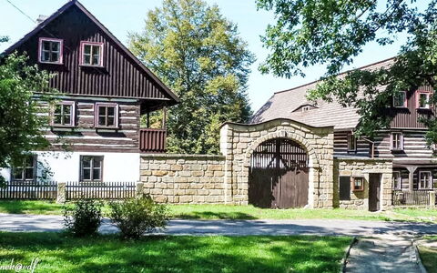 Máchova Roubenka: Hjem, Sommerhus, Lawn, Estate, Have, Landscaping, Gård, Sidespor, Indkørsel, Backyard