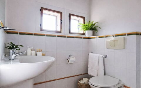 Máchova Roubenka: Toiletbræt, Gulvbelægning, Etage, Sanitærarmatur, Badeværelse, Indretning, Toilet, Flise, Vvs