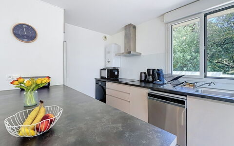 Les Sylphes: Køkken, Countertop, Møbel, Indretning, Køkken Apparat, Gulvbelægning, Hjem, Større Bandage, Cabinetry, Køkkenvask