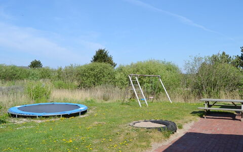 Scarlet - 500M from the Sea: Blå, Græs, Almindeligt, Land Lot, Trampolin, Lawn, Parkere, Have, Skygge, Trampolinspring - Udstyr Og Materiel