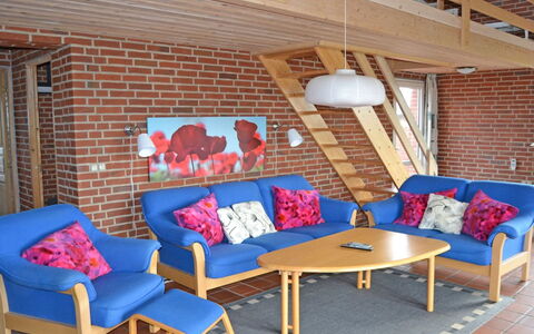 Scarlet - 500M from the Sea: Møbel, Træ, Indretning, Stol, Gulvbelægning, Etage, Værelse, Stue, Bejdse, Klarlak