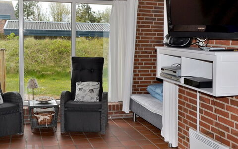 Scarlet - 500M from the Sea: Møbel, Gulvbelægning, Etage, Indretning, Værelse, Mursten, Stol, Television, Stue