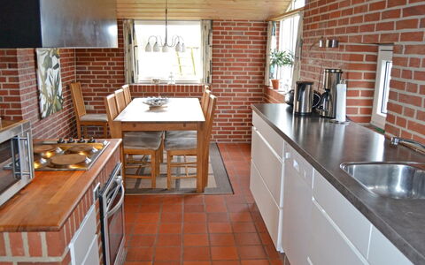 Scarlet - 500M from the Sea: Køkken, Træ, Countertop, Gulvbelægning, Køkken Apparat, Cabinetry, Møbel, Indretning, Mursten, Etage