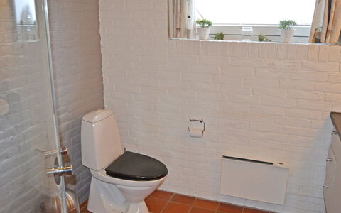 Scarlet - 500M from the Sea: Væg, Gulvbelægning, Sanitærarmatur, Etage, Toiletbræt, Indretning, Toilet, Badeværelse, Flise, Vvs