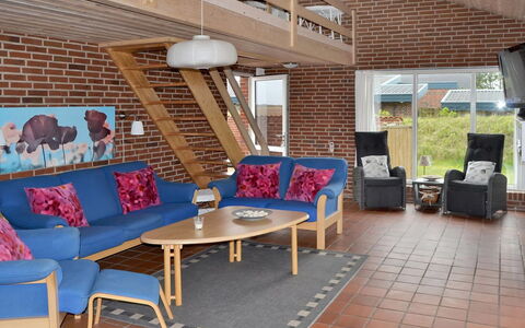 Scarlet - 500M from the Sea: Møbel, Træ, Indretning, Gulvbelægning, Stol, Etage, Loft, Stue, Couch, Værelse