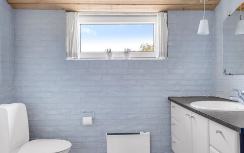 Scarlet - 500M from the Sea: Badeværelse, Sanitærarmatur, Toiletbræt, Væg, Gulvbelægning, Toilet, Håndvask, Etage, Badeværelsesvask, Vvs