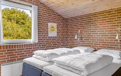 Scarlet - 500M from the Sea: Loft, Seng, Soveværelse, Mursten, Bed Frame, Sengetøj, Sengetøj, Bejdse, Dagslys, Pude