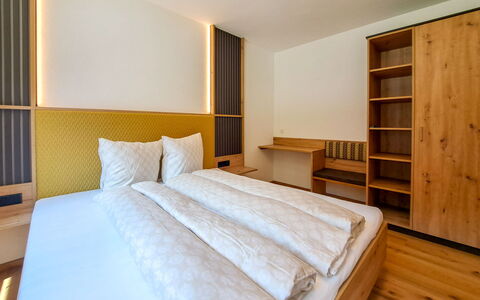 Auffach 602: Træ, Indretning, Soveværelse, Gulvbelægning, Seng, Etage, Bed Frame, Loft, Værelse, Sengetøj