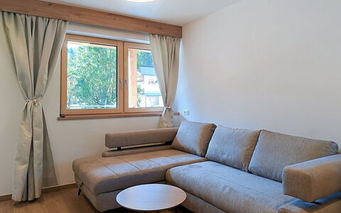 Auffach 602: Møbel, Indretning, Gulvbelægning, Etage, Couch, Træ, Værelse, Stue, Hjem, Bord