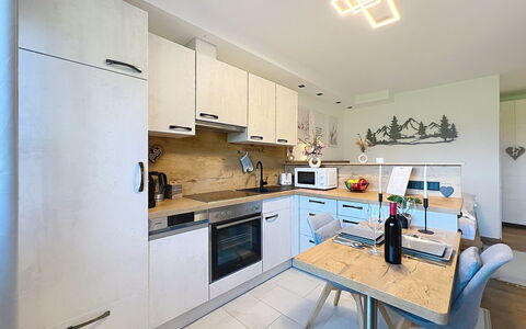 Des Kaisers Kleines Reich: Køkken, Countertop, Indretning, Køkken Apparat, Møbel, Gulvbelægning, Cabinetry, Træ, Loft, Større Bandage