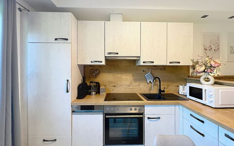 Des Kaisers Kleines Reich: Køkken Apparat, Countertop, Køkken, Cabinetry, Større Bandage, Møbel, Husholdningsapparat, Træ, Indretning, Håndvask