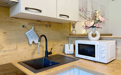 Des Kaisers Kleines Reich: Køkken Apparat, Køkken, Countertop, Større Bandage, Køkkenvask, Cabinetry, Træ, Husholdningsapparat, Gulvbelægning, Indretning