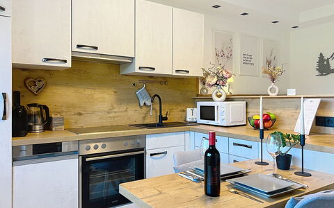 Des Kaisers Kleines Reich: Køkken Apparat, Møbel, Countertop, Køkken, Cabinetry, Større Bandage, Indretning, Gulvbelægning, Træ, Husholdningsapparat