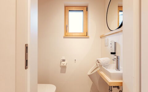 Niederwölz 602: Gulvbelægning, Væg, Etage, Træ, Sanitærarmatur, Badeværelse, Indretning, Toiletbræt, Toilet, Værelse