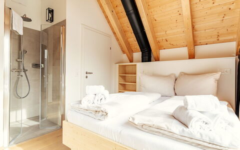 Niederwölz 602: Soveværelse, Seng, Indretning, Sengetøj, Sengetøj, Bed Frame, Værelse, Pude, Hårdttræ, Sengetøj