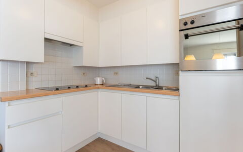 Goldsands Iii with Parking: Køkken, Køkken Apparat, Countertop, Cabinetry, Større Bandage, Gulvbelægning, Indretning, Træ, Etage, Komfur