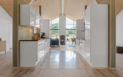 Wreth - 1.5Km from the Sea: Gulvbelægning, Køkken, Møbel, Indretning, Træ, Countertop, Loft, Etage, Cabinetry, Køkken Apparat