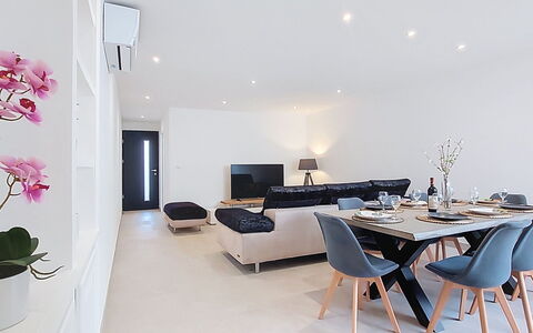 Maison Lou Oustaou: Indretning, Møbel, Gulvbelægning, Etage, Træ, Loft, Værelse, Belysning, Stue, Hjem