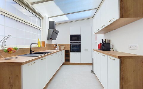 Maison Lou Oustaou: Køkken, Indretning, Gulvbelægning, Træ, Countertop, Loft, Lysarmatur, Møbel, Etage, Belysning
