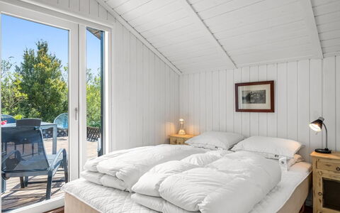 Aida - 550M from the Sea: Træ, Soveværelse, Seng, Møbel, Hjem, Sengetøj, Bed Frame, Hårdttræ, Sengetøj, Sommerhus