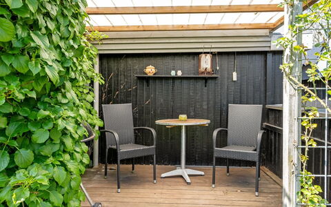 Aida - 550M from the Sea: Træ, Udendørs Møbler, Have, Udendørs Bord, Skygge, Backyard, Blomsterkrukke, Gård, Bejdse