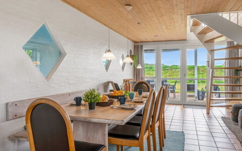 Algut - 200M from the Sea: Møbel, Indretning, Gulvbelægning, Træ, Etage, Loft, Stol, Bord, Køkken & Spisebord, Spisestue