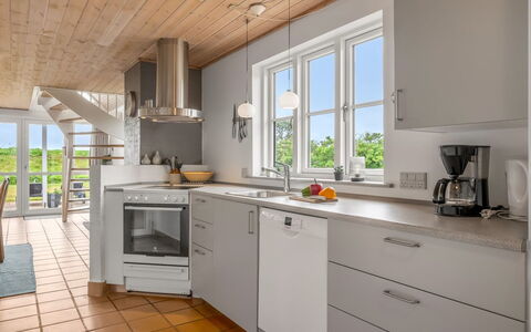Algut - 200M from the Sea: Køkken, Countertop, Køkken Apparat, Gulvbelægning, Cabinetry, Møbel, Indretning, Større Bandage, Træ, Etage