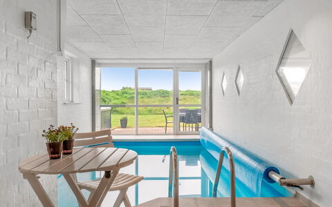 Algut - 200M from the Sea: Gulvbelægning, Etage, Loft, Indretning, Møbel, Værelse, Seng, Lejlighed, Soveværelse, Bejdse