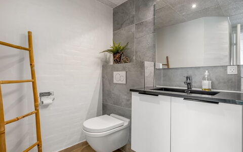 Algut - 200M from the Sea: Væg, Sanitærarmatur, Gulvbelægning, Indretning, Etage, Håndvask, Toilet, Badeværelse, Badeværelsesskab, Tap