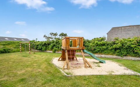Algut - 200M from the Sea: Græs, Legepladsudstyr, Have, Lawn, Landscaping, Parkere, Legetøjsrutsjebane, Legeplads, Kunstgræs, Gård