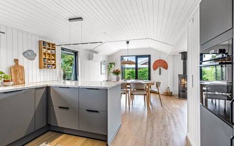 Varnava - 300M from the Sea: Gulvbelægning, Træ, Køkken, Møbel, Countertop, Indretning, Etage, Loft, Køkken Apparat, Trægulve