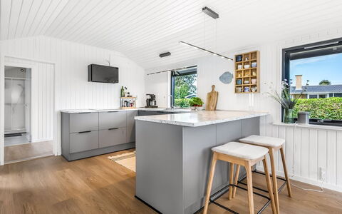 Varnava - 300M from the Sea: Gulvbelægning, Træ, Indretning, Countertop, Møbel, Køkken, Etage, Køkken Apparat, Loft, Trægulve